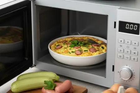 Омлет с кабачками и сосисками в микроволновке за 3 минуты