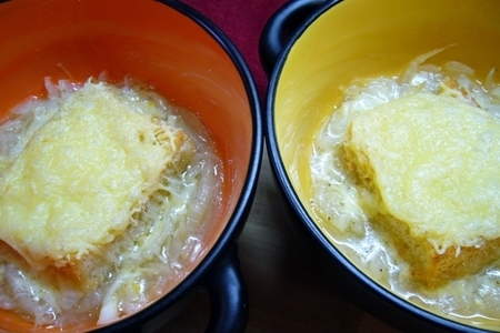 Луковый суп, запеченный с сыром