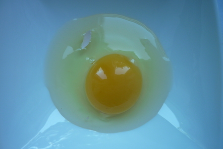 Как быстро вытащить кусочек яичной скорлупы из разбитого в чашу яйца