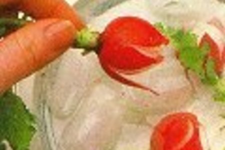 Украшение блюд: цветы из редиса: шаг 3