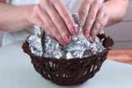 Украшение блюд: кружевная шоколадная ваза: шаг 5