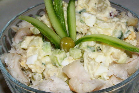 Салат с отварной белой рыбой: шаг 1