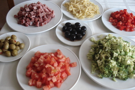 Итальянский салат с макаронами.: шаг 1