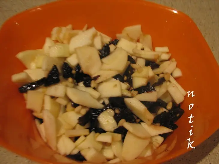 Рулет из свинины с яблоками и черносливом: шаг 2