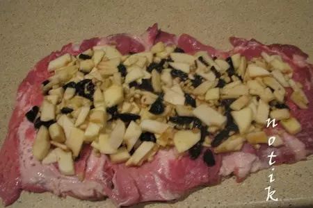 Рулет из свинины с яблоками и черносливом: шаг 3
