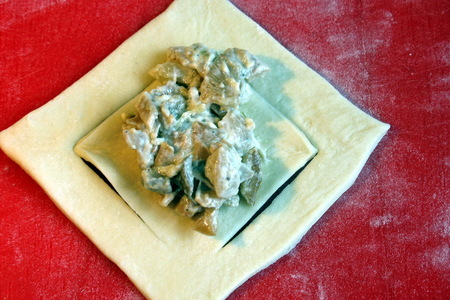 Слоеные пирожки с курино-грибной начинкой: шаг 3