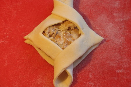 Слоеные пирожки с курино-грибной начинкой: шаг 4