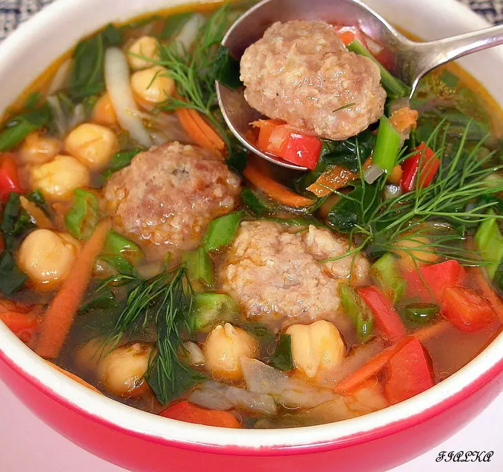 Шпинатный суп с горохом нут и мясными фрикадельками: шаг 1