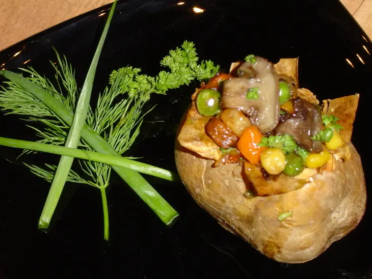 Запеченный картофель с овощами: шаг 6