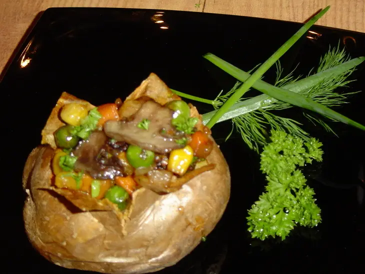 Запеченный картофель с овощами: шаг 7