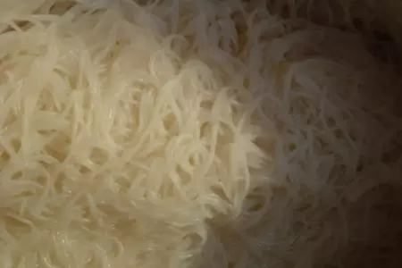Гнезда из рисовой вермишели: шаг 2