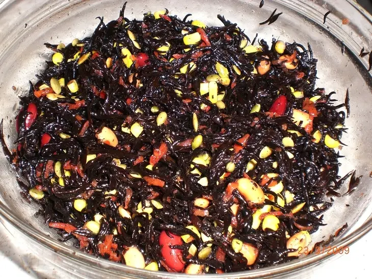 Яичные маффины с морской капустой: шаг 1