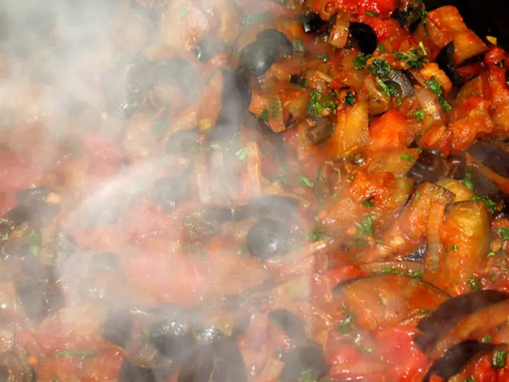 Цыплёнок с баклажанами и чёрными оливками: шаг 2