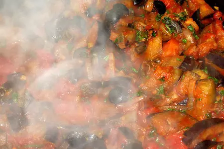 Цыплёнок с баклажанами и чёрными оливками: шаг 2