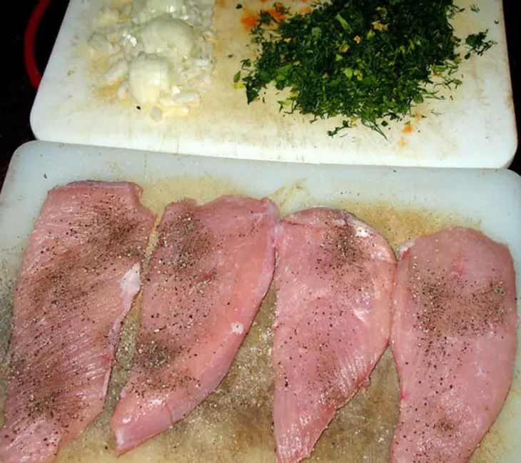 Шницель из индейки под шубкой из грибов и зелени: шаг 1