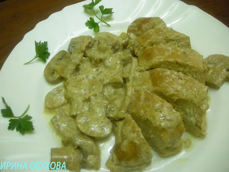 Куриная грудка с шампиньонами в сливочном соусе.: шаг 1