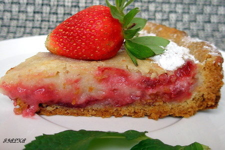 Пирог ягодный (клубника) со сметанной заливкой: шаг 2