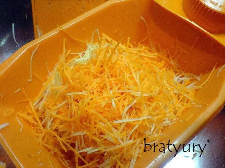Сытный салат из моркови, кольраби и репчатого лука: шаг 2