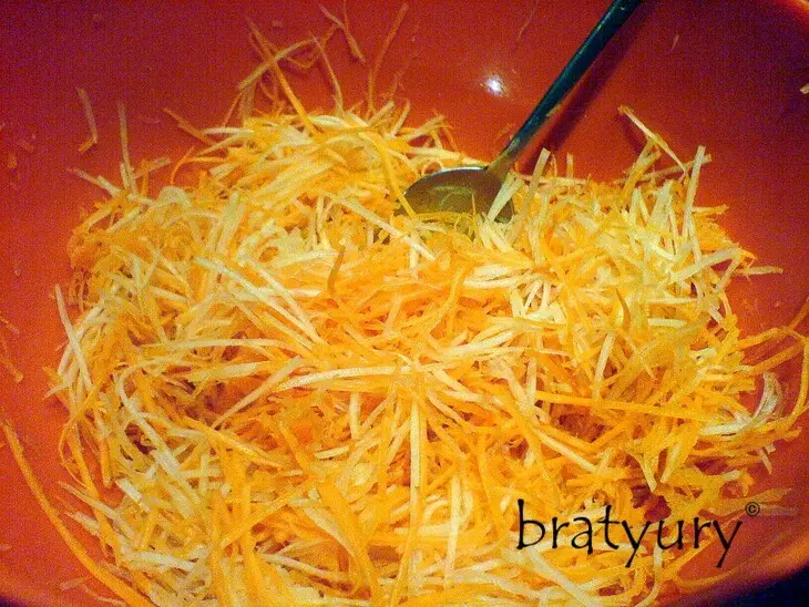 Сытный салат из моркови, кольраби и репчатого лука: шаг 5