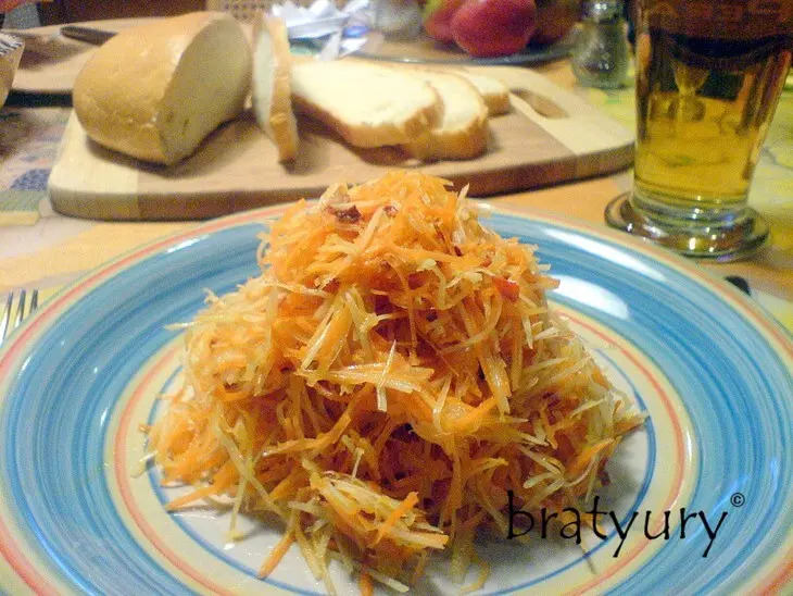 Сытный салат из моркови, кольраби и репчатого лука: шаг 8