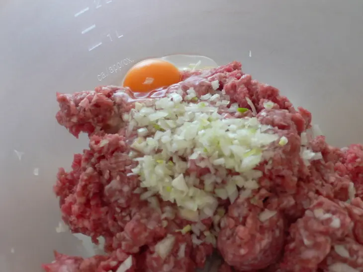 Фрикадельки тушеные с кислой капустой: шаг 1