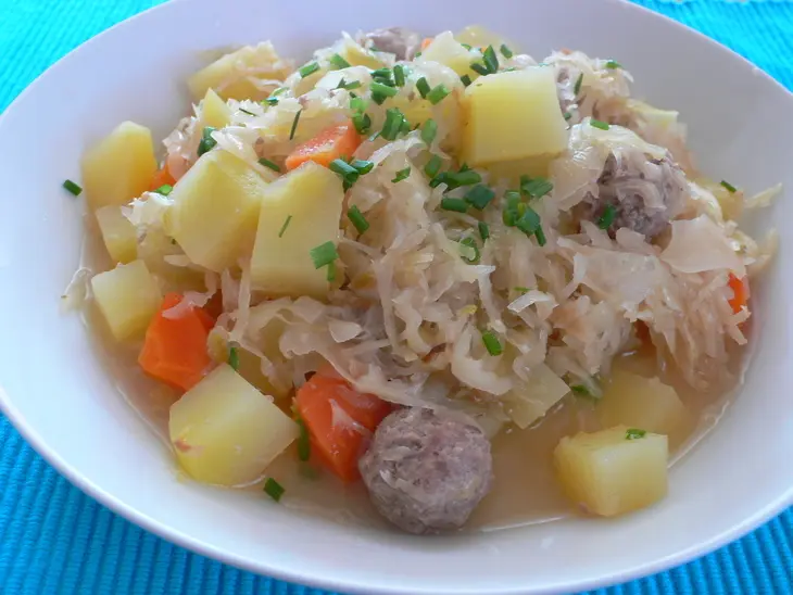 Фрикадельки тушеные с кислой капустой: шаг 4