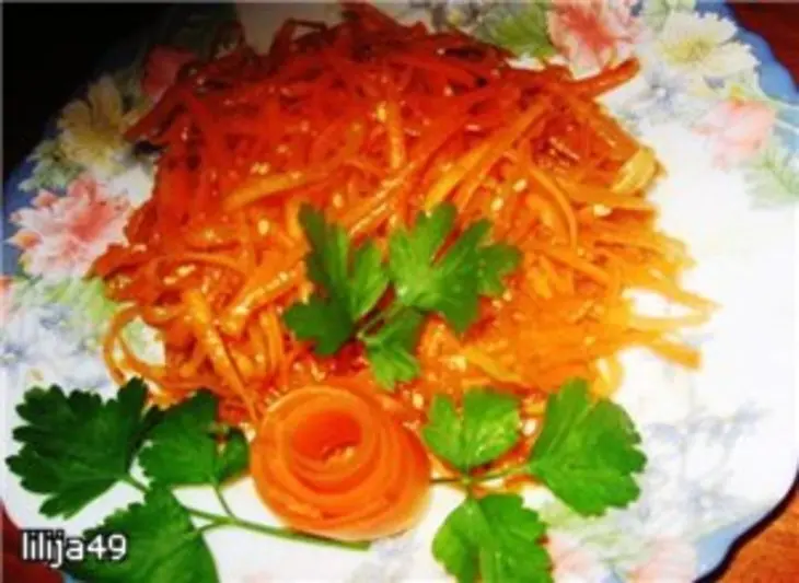 Салат из морковки с кунжутными семечками: шаг 1