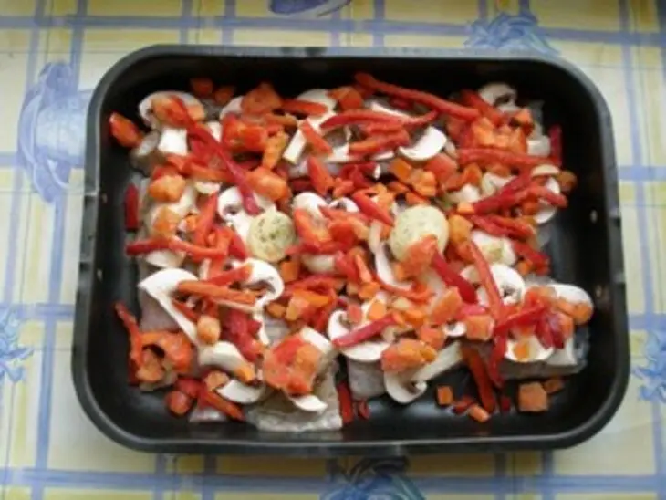 Рыбка под овощами: шаг 2