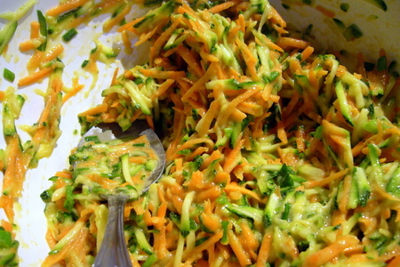 Овощные оладушки к завтраку (и не только) с зеленым сметанным соусом: шаг 2