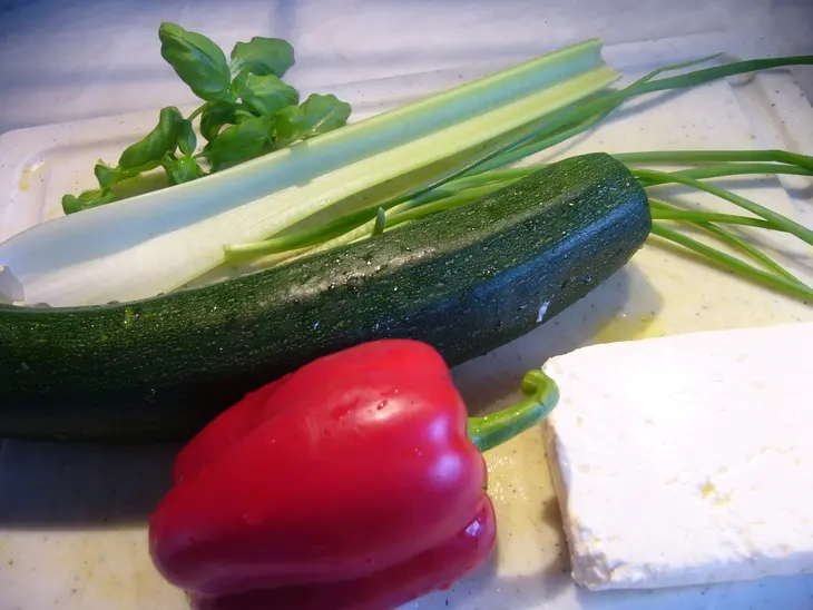 Лодочки из цукини с брынзой и овощами: шаг 1