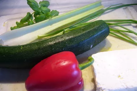 Лодочки из цукини с брынзой и овощами: шаг 1