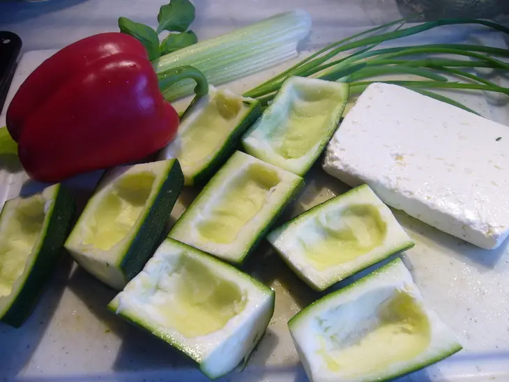 Лодочки из цукини с брынзой и овощами: шаг 2