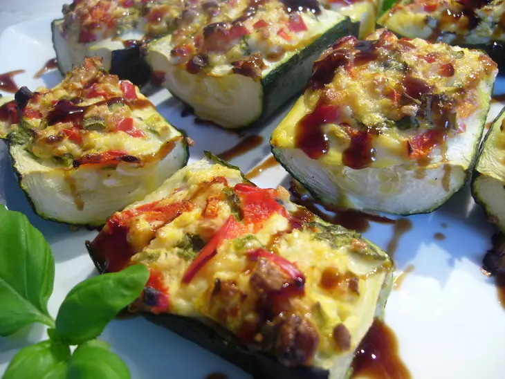 Лодочки из цукини с брынзой и овощами: шаг 7