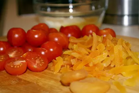 Салат из индейки с курагой и йогуртом: шаг 1