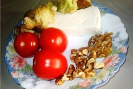 Салат из брокколи, брынзы, лесных орехов и помидоров-черри: шаг 1