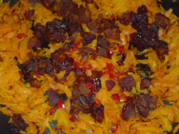 Куриные окорочка,фаршированные курагой,брусникой,чили и морковью: шаг 2