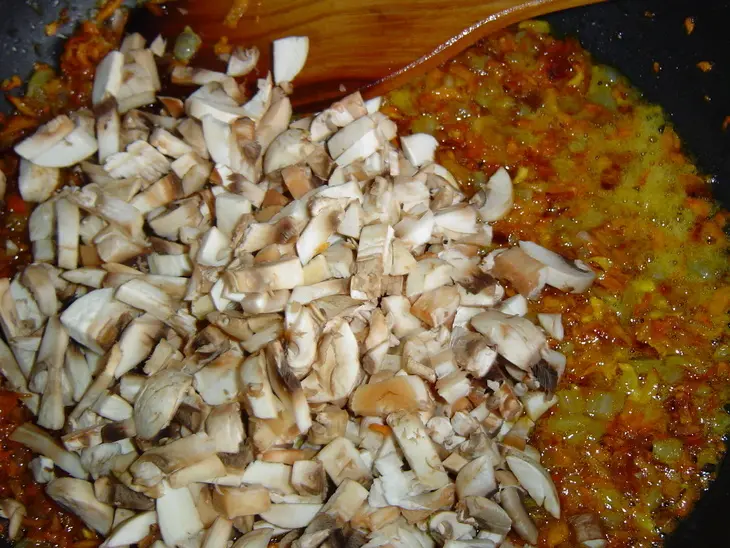 Постный картофельный рулет с грибами и овощами: шаг 2
