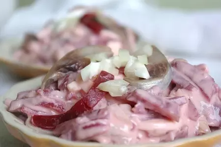 Нежный салат из селедки и свеклы с йогуртом: шаг 1