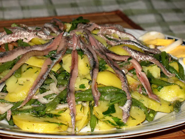 Картофельно-фасолевый салат с анчоусами: шаг 1