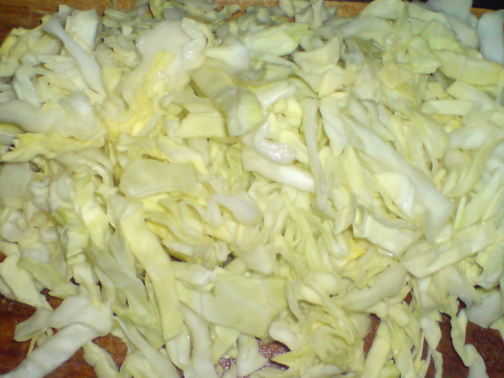 Салат из весенней капусты с паприкой и беконом: шаг 1