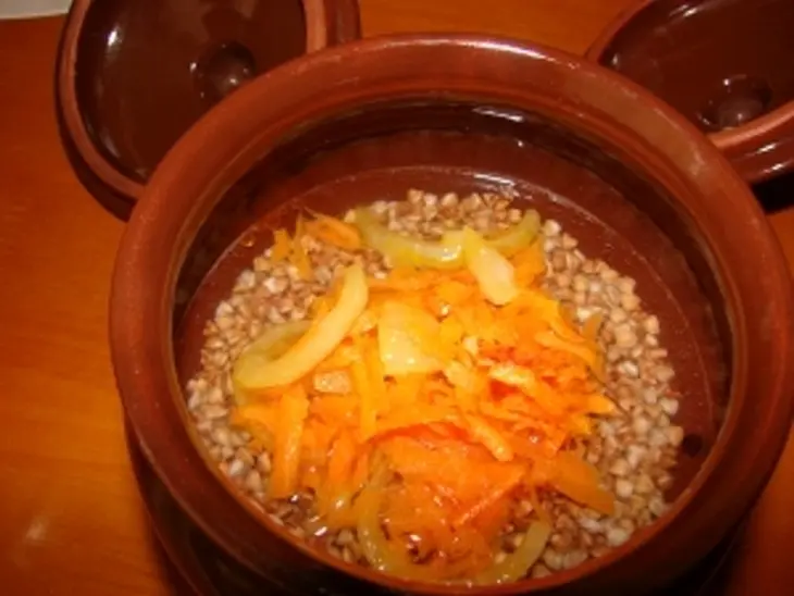 Курочка и гречка, приготовленные в горшочке: шаг 2