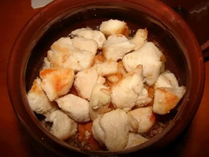 Курочка и гречка, приготовленные в горшочке: шаг 3