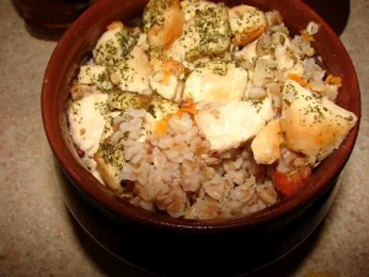 Курочка и гречка, приготовленные в горшочке: шаг 5