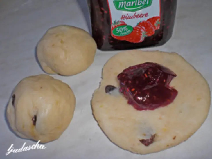 Дрожжевые маффины с вареньем: шаг 2