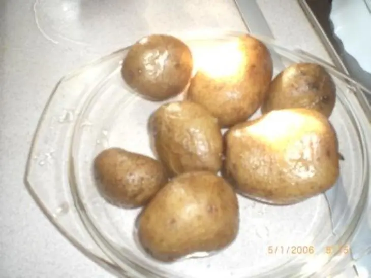 Корзинки с тунцом и перепелиными яйцами под соусом: шаг 1