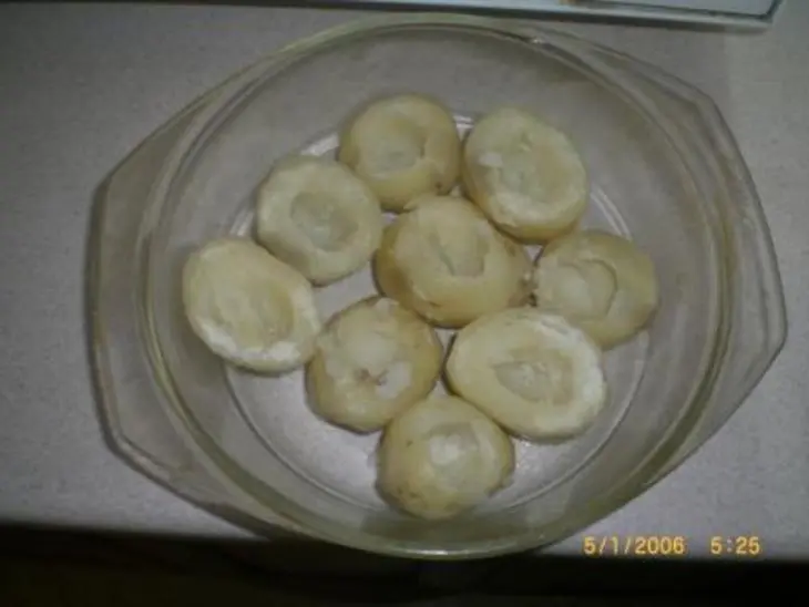 Корзинки с тунцом и перепелиными яйцами под соусом: шаг 2