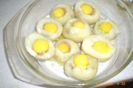 Корзинки с тунцом и перепелиными яйцами под соусом: шаг 3