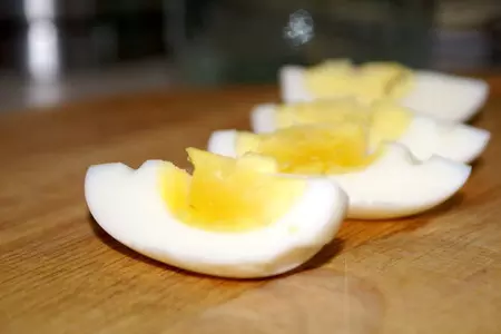Салат с мягким сыром и кисло-сладкой заправкой: шаг 2