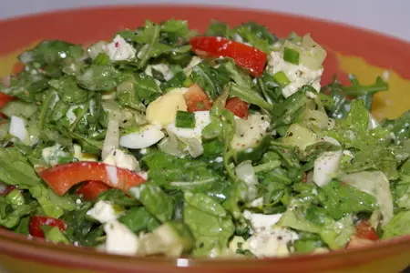 Салат с мягким сыром и кисло-сладкой заправкой: шаг 3