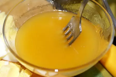 Салат с мягким сыром и кисло-сладкой заправкой: шаг 4